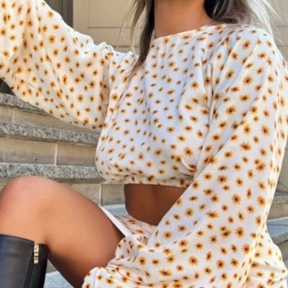 WeWoreWhat Ivory Multi Ditsy Daisies Billow Sleeve Open Back Top, Size Large - Picture 3 of 17